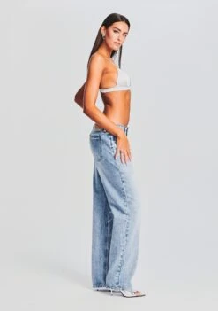 Sydney Low Rise Jean -Retrofete Sales Store Ecommerce Crop 230718 SET2 DORALBRALETTE PAMELABLOUSE SYDNEYJEAN 0181 ECOMM 0825c13d 84aa 4558 add2 30047236297e